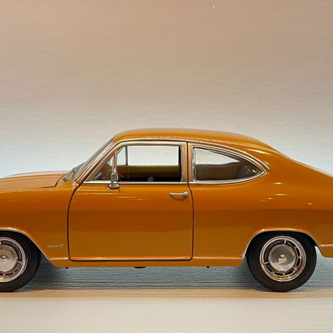 1:18 OPEL KADETT LS COUPE