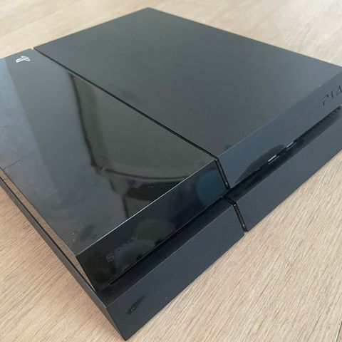 PlayStation 4 konsoll med fem kontroller