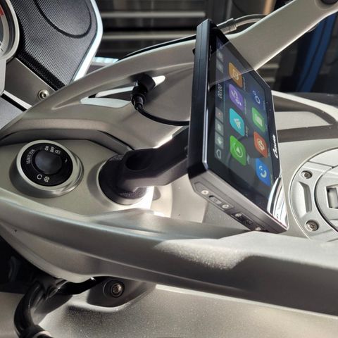 Apple CarPlay - Android Auto på 5″ skjerm for motorsykkel.