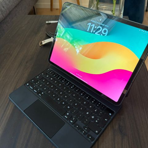 Ny IPad pro 11 M1 256Gb + 5G, med magic keyboard