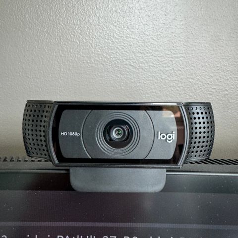 Selger et Logitech HD Pro C920 webkamera (knapt brukt)
