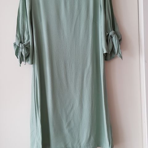 Søt lysegrønn kjole med åpen skulder/erme og knytedetalj