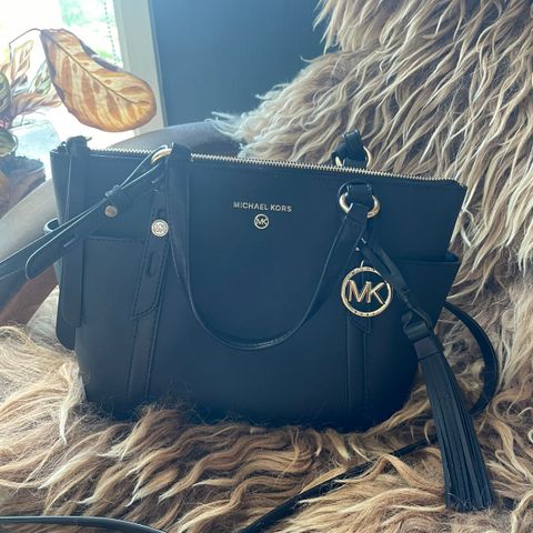 Michael kors veske. Brukt lite. Hel og fin uten bruksmerker og slitasje.