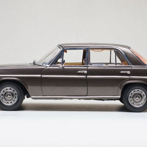 Mercedes-Benz /8 "Strich-8" Sedan W114 - 1967 modell - Sun Star Platinum - 1:18