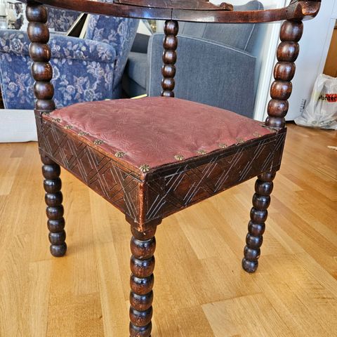 Antikk stol, unik, retro stol med flotte utskjæringer i tre. Veldig gammel.