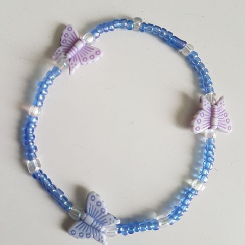 Armbånd med perler og sommerfugler