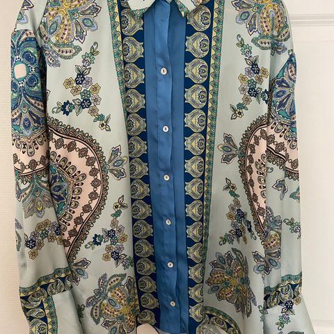 Nydelige farger på bluse fra Zara