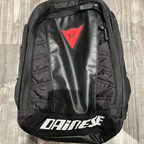 D-TAIL MOTORSYKKELVESKE DAINESE