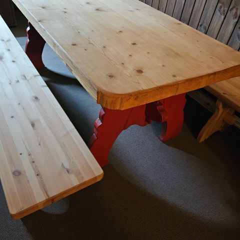Solid spisebord med tykk plate og 2 benker