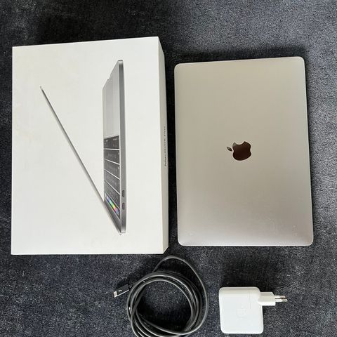 Macbook pro 13 , fra 2017. Pent brukt med eske