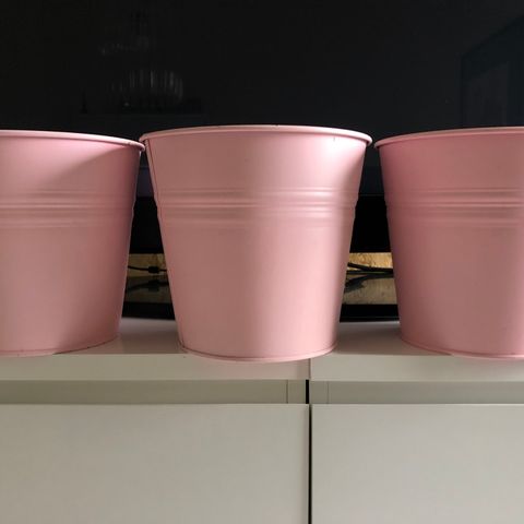 3 rosa blomsterpotter i «sink» fra IKEA