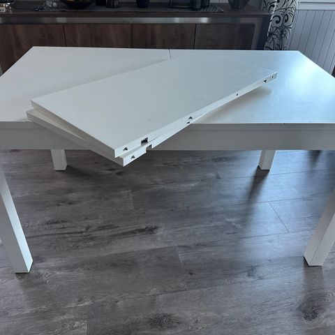 Spisebord fra IKEA med 2 innleggsplater
