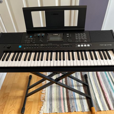 Yamaha PSR-E473 keyboard m. stativ