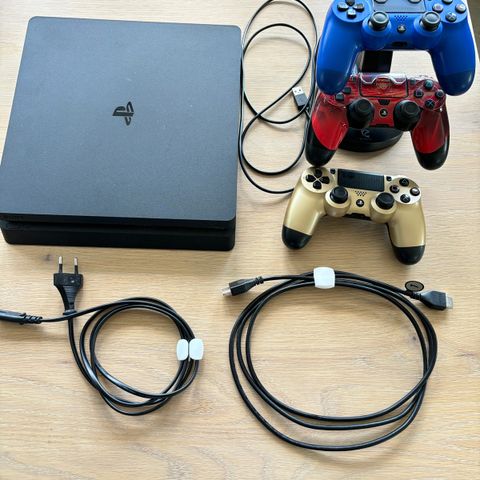 PlayStation 4 med 3 konsoller og ladestasjon