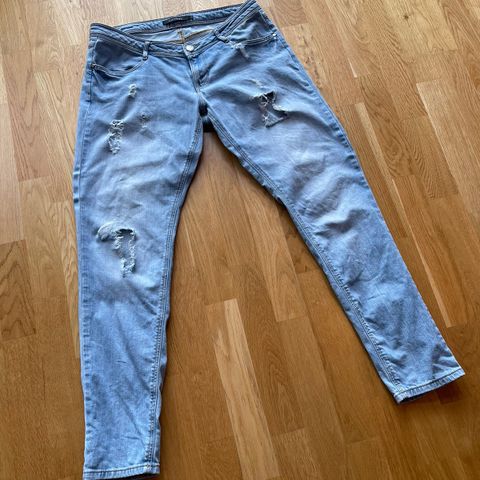 Gestuz ripped BF Jeans