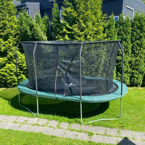 Flott trampoline med flere års bruk igjen (3x4,6 m)