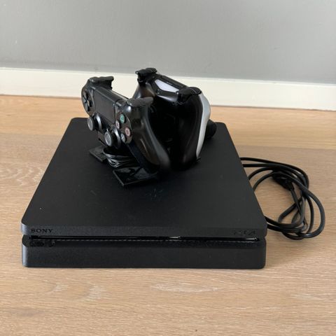 PlayStation 4 Slim 500gb med 2 kontrollere og ladestasjon