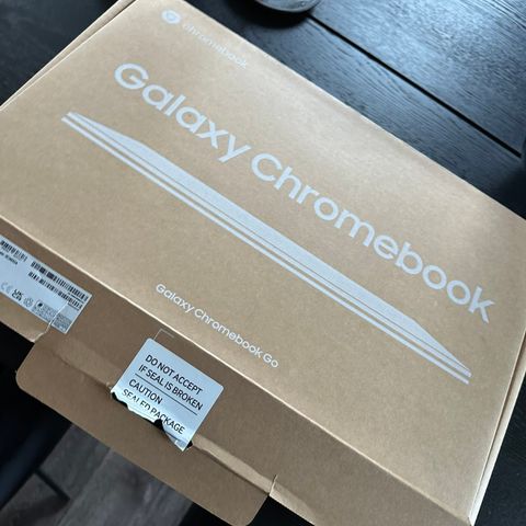 Samsung Chromebook Go helt ny, kun åpnet for å ta bilder.