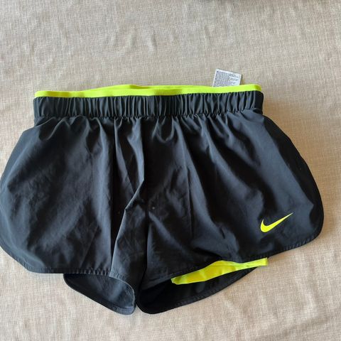 Nike shorts str S