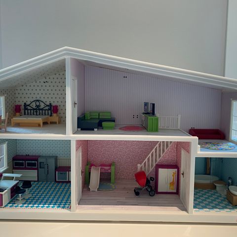 Lundby dukkehus med Playmobil møbler.