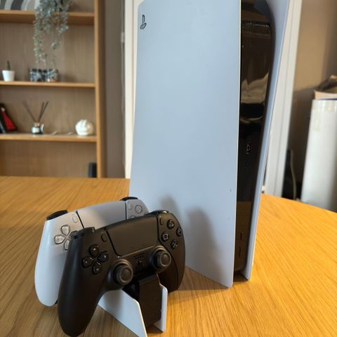 Playstation 5 med 2 kontroller og 4 spill til salgs!