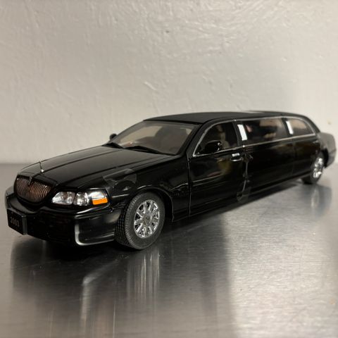 1:18 Lincoln town car limo fra Sun star selges