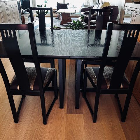Stort spisebord, med 2 ileggsplater og 6 stoler