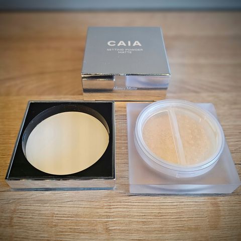 NYTT Caia setting powder pudder