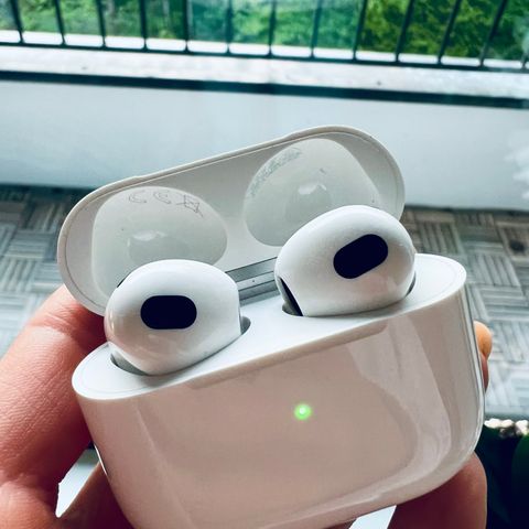 Apple Airpods 3. gen trådløse hodetelefoner m/lightning-ladeetui