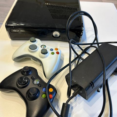 Xbox 360 m/2 kontrollere