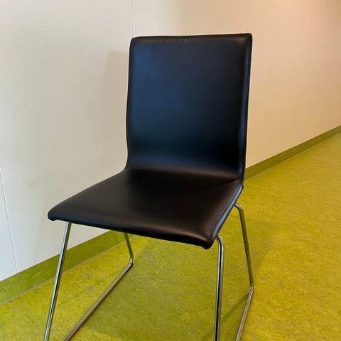 2 pent brukte spisestoler av typen LILLÅNÄS fra IKEA