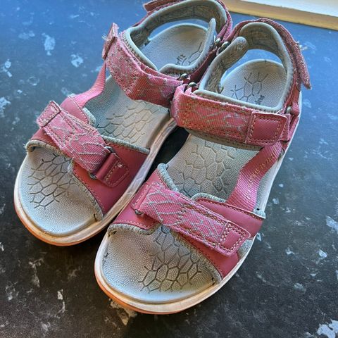Fine rosa sandaler til jente i str 35 :)