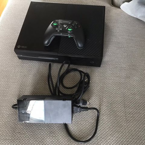 Xbox one med controller + hdmi kabel + strømforsyning