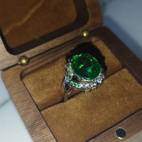 Ring med tsavorite på 9,8ct