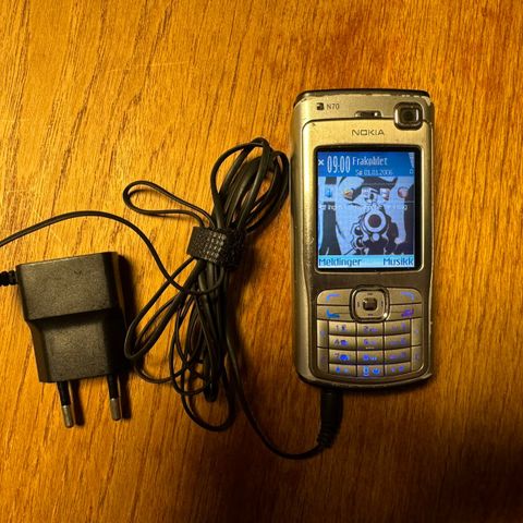 Nokia N70 med tilhørende originale Nokia lader