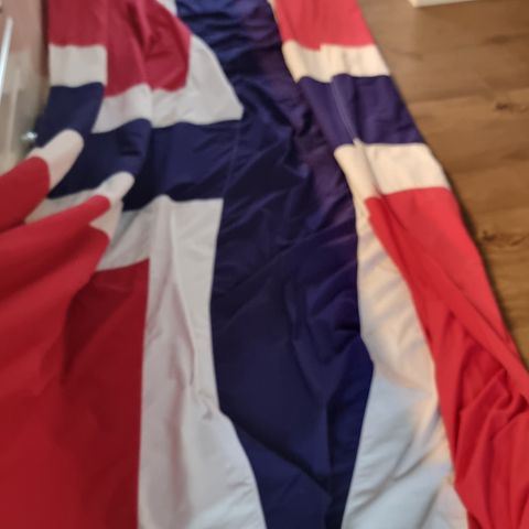 Har to store norske flagg til flaggstang