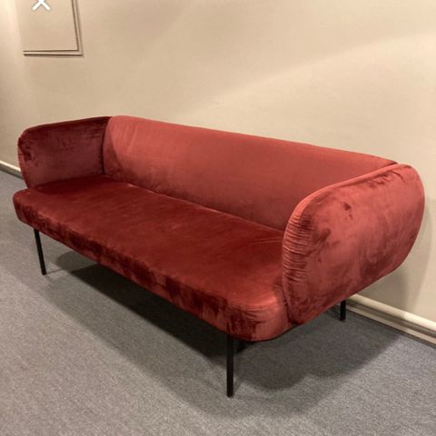 Begunderrød velour sofa fra Holmris/ fremstår som Ny