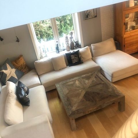 Hjørnesofa med sjeselong og rustikk sofabord - Home&Cottage/Living