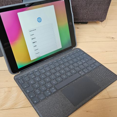 iPad (9. gen.) Wi-Fi 64 GB med deksel/tastatur selges