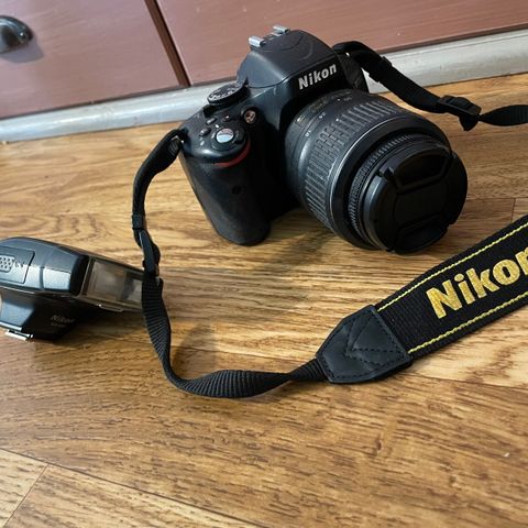 Nikon D5100 kamera med Nikon SB-400 blitz selges