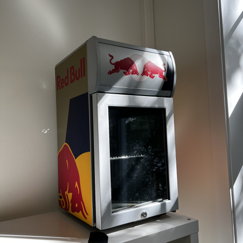 Mini Red Bull kjøleskap