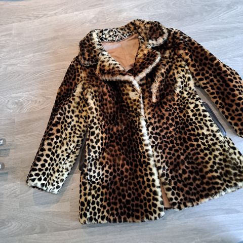 Lekker leopard-jakke selges