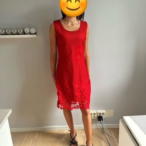 Rød kjole med hekling
