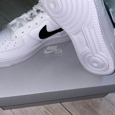 NYE Nike Air Force 1 str 37,5 i skinn