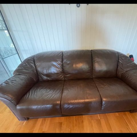 Sofa i brunt skinn