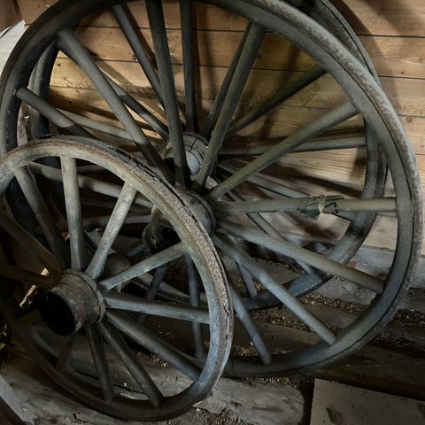 Tre gamle kjerrehjul