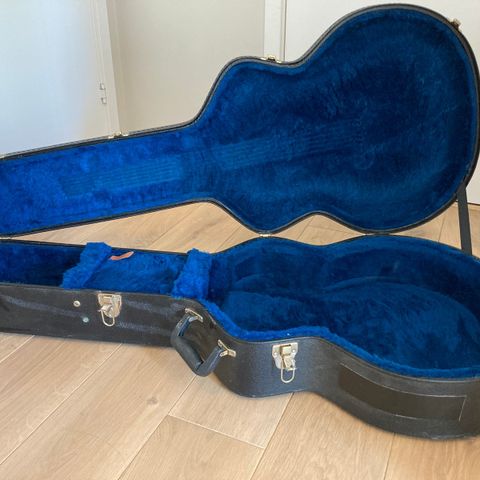 Gitarkasser Martin 000M og Gibson SJ