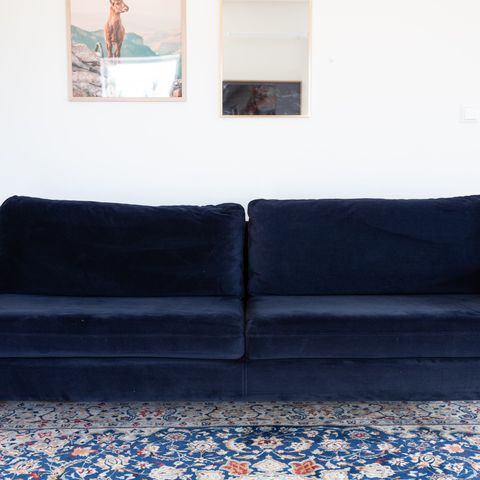 Nydelig Astha toseter + fotskammel i Velour Lux Navy fra Sofacompany