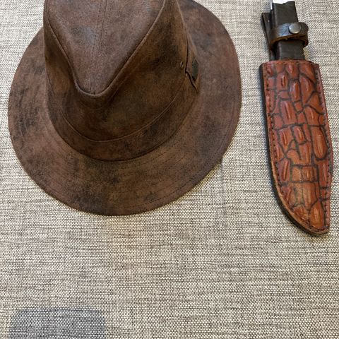 Kookaburra (kniver) og MJM Lær-hat i str-L selges samlet