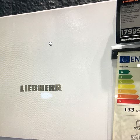 nesten ny best kjøleskap LIBEHERR selges for 5000 kroner , ny pris 18000 k .